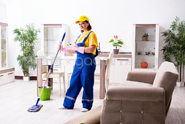 老承包商转型家庭保洁 专业精神点亮家务生活